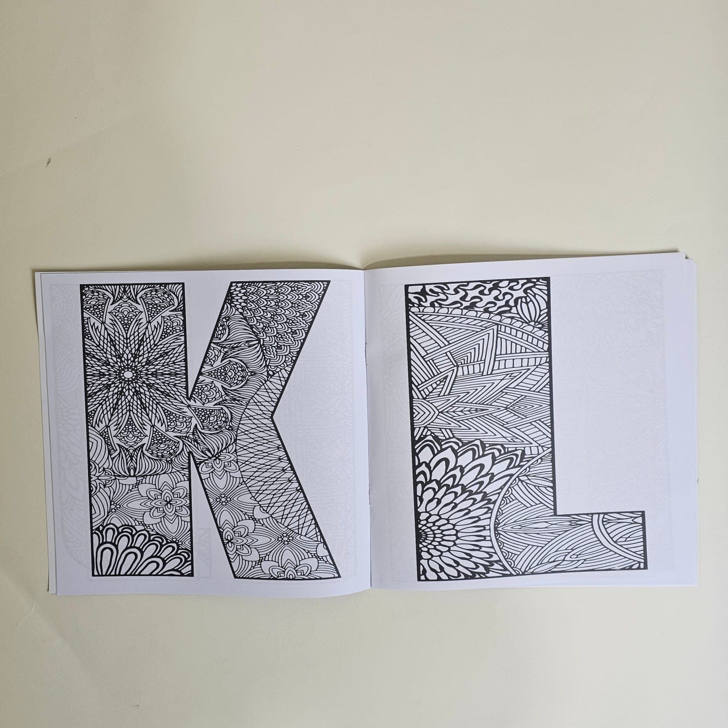 Mandala English Alphabets - كتاب تلوين الحروف الإنجليزية 3